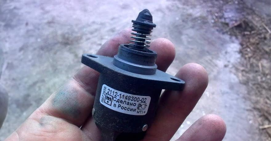 Шток регулятора холостого хода со следами загрязнения