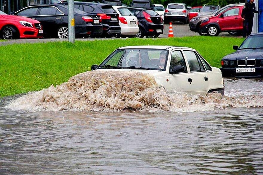 Автомобиль в луже